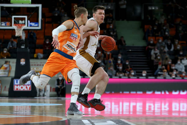 周琦在接受 周琦在接受