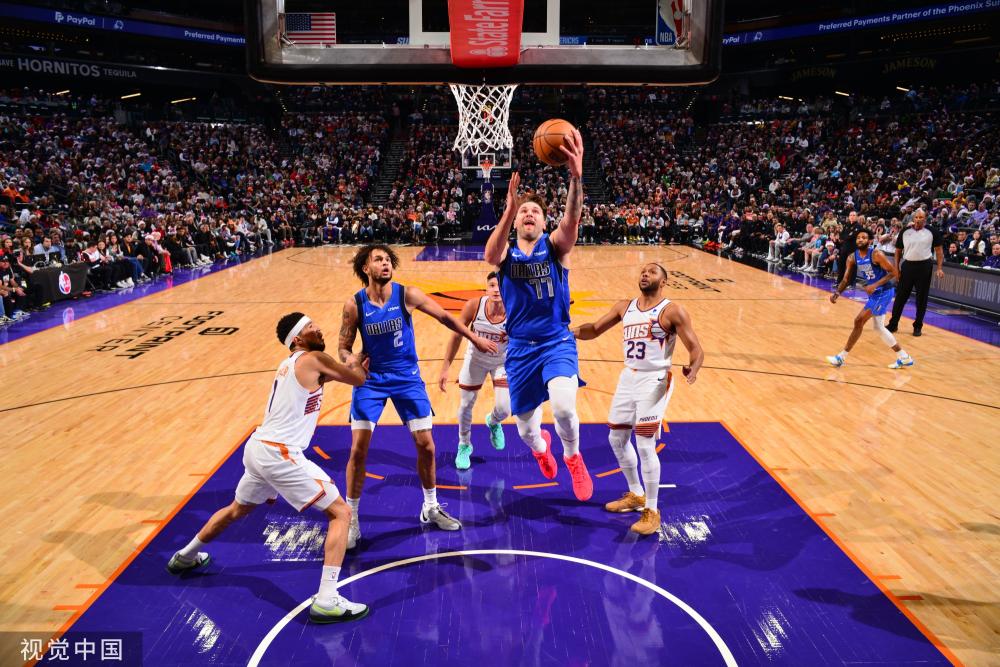 一名前锋从 一名前锋从