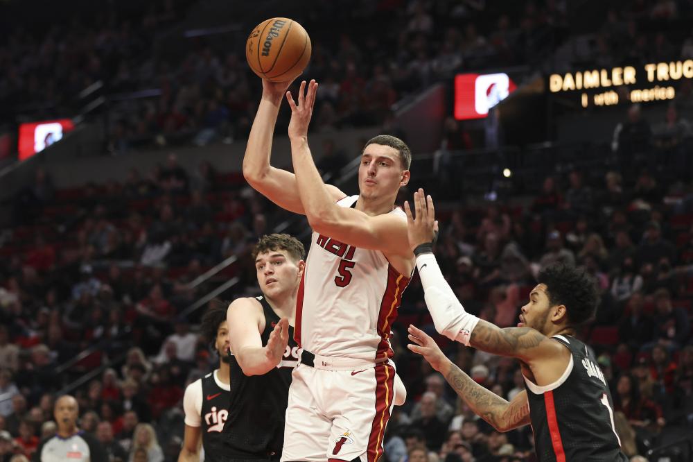 开启中国行！爱德华兹抵达上海 在酒店为球迷热情签名