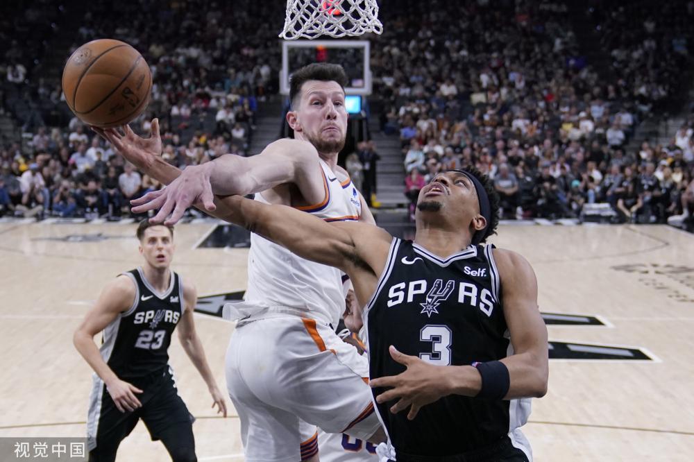 昨日比赛哈登摔出了底线前排观战的邓紫棋被吓出了表情包.