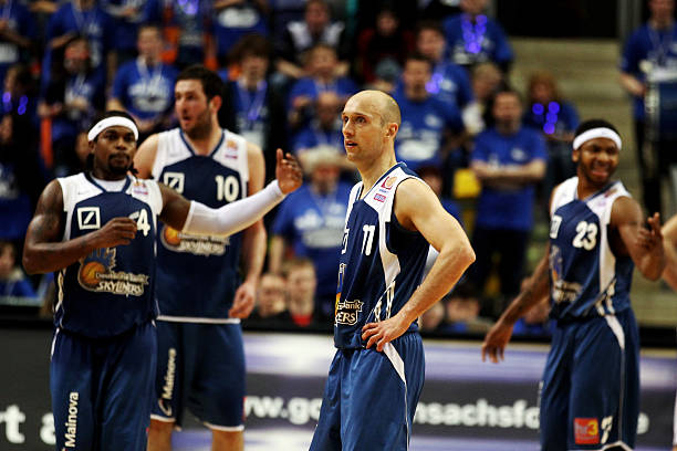 昨日比赛哈登摔出了底线前排观战的邓紫棋被吓出了表情包.