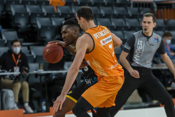 杜兰特:哈登和伦纳德会帮助快船扭转局势,我对他们充满敬意(杜兰特:看好哈登与伦纳德助快船扭转颓势,对两人满怀敬意)